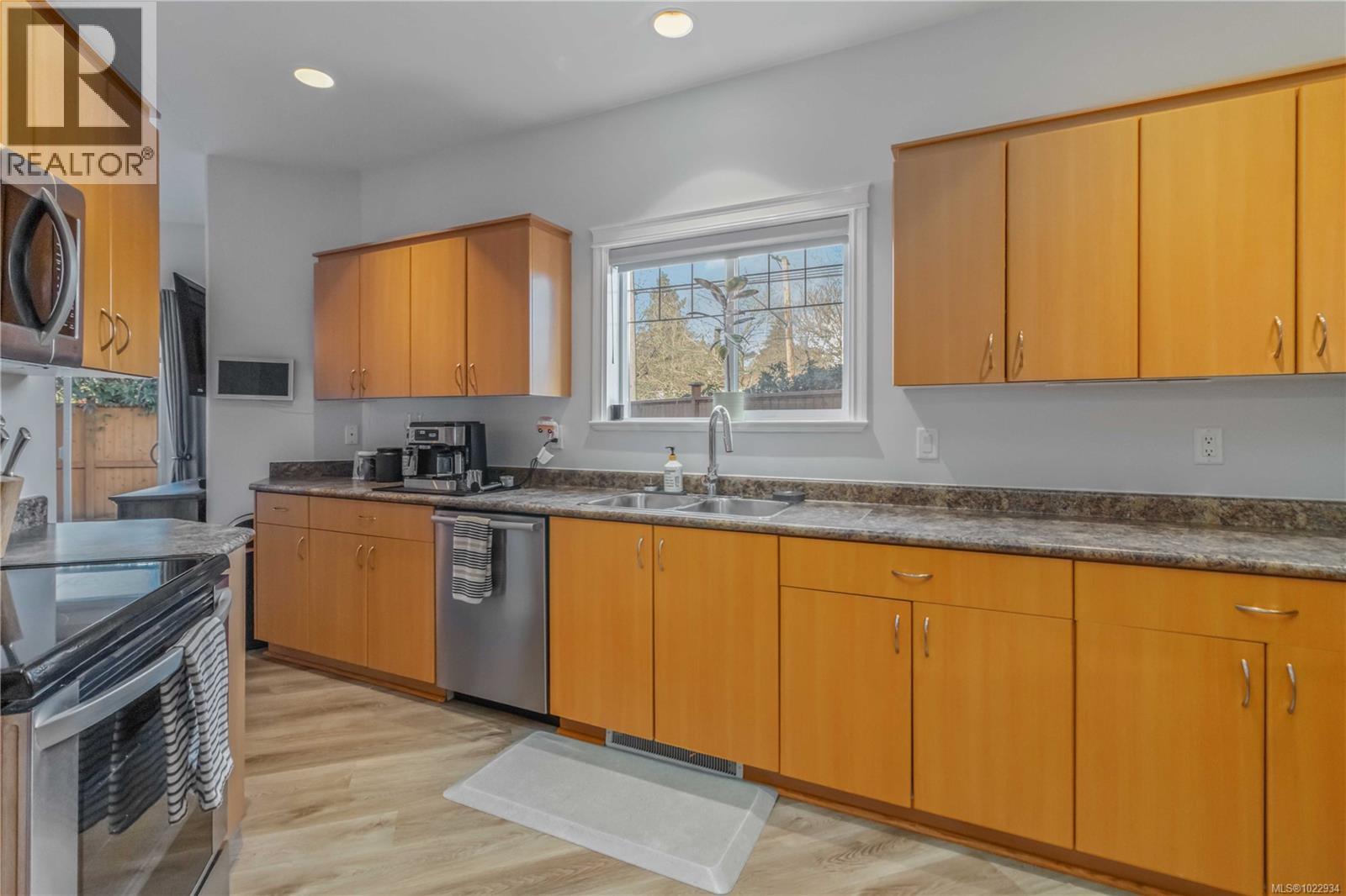 102 951 Goldstream Avenue, Langford