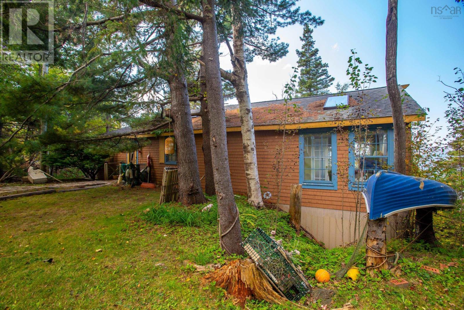 Property 47 of 47 of 222 Old Trunk 1