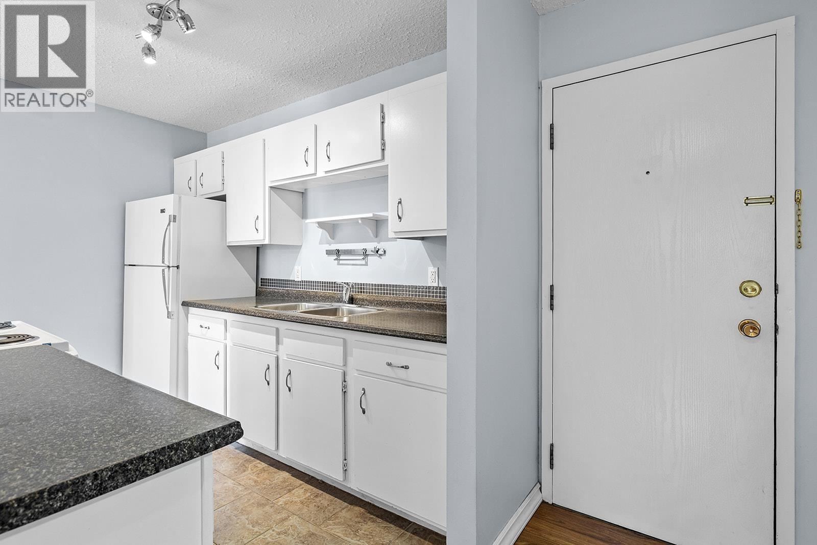 203 625 Rowcliffe Avenue, Kelowna