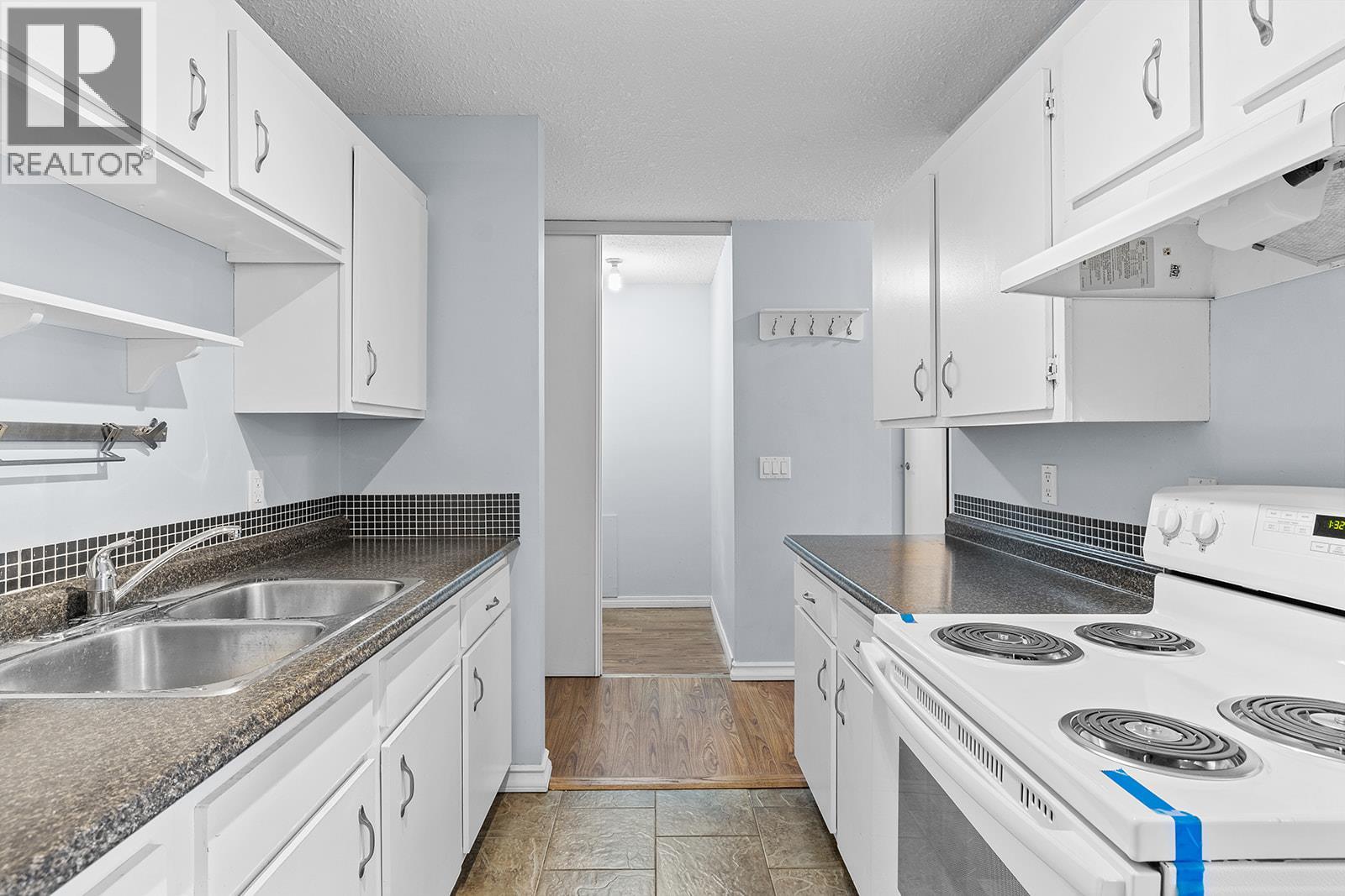 203 625 Rowcliffe Avenue, Kelowna