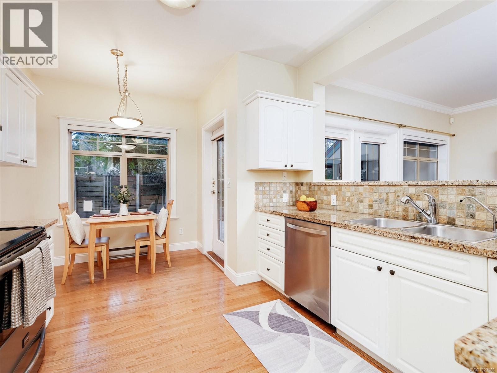 2 2573 Kilgary Place, Saanich