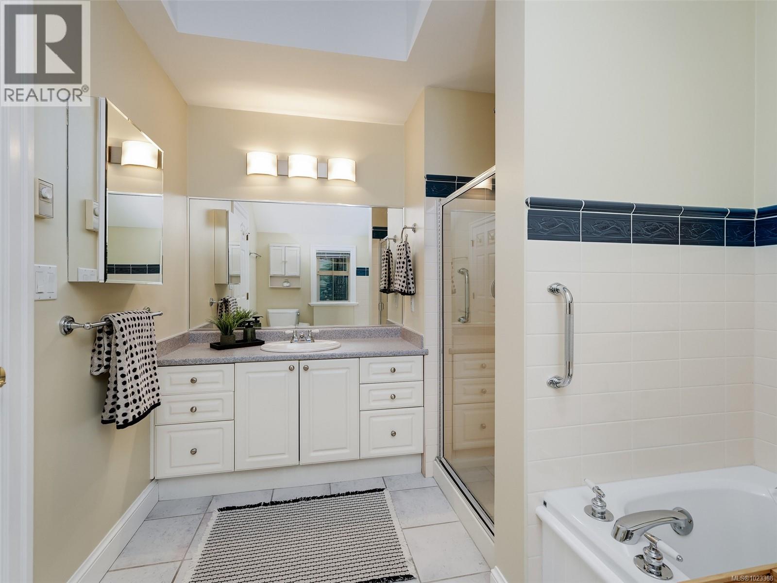 2 2573 Kilgary Place, Saanich