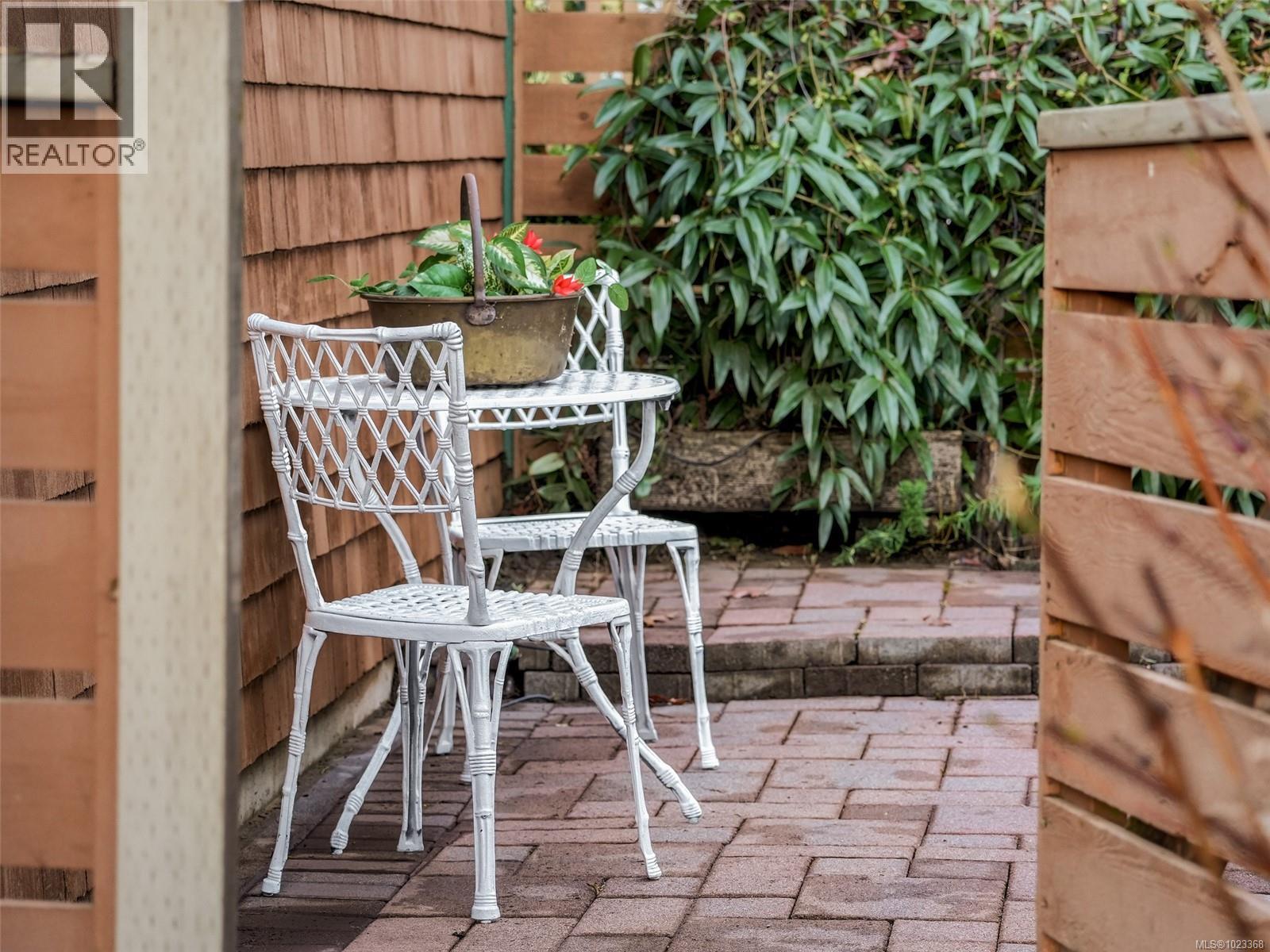 2 2573 Kilgary Place, Saanich