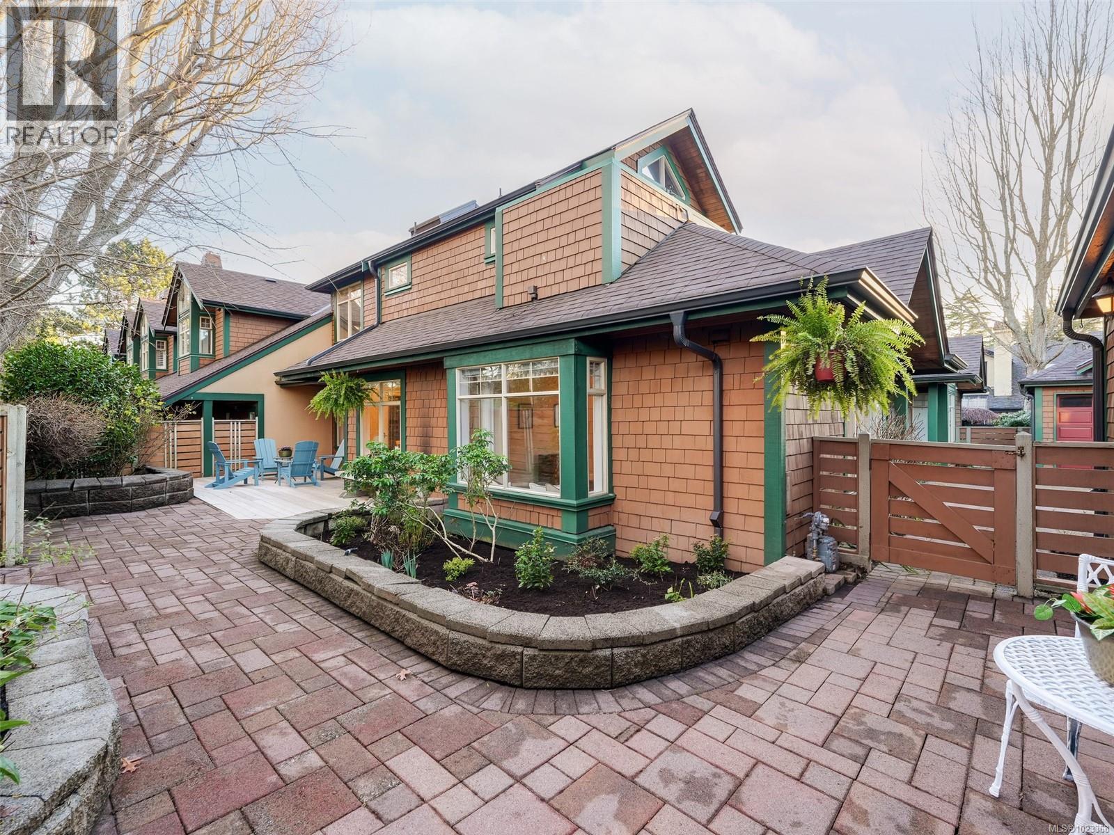 2 2573 Kilgary Place, Saanich