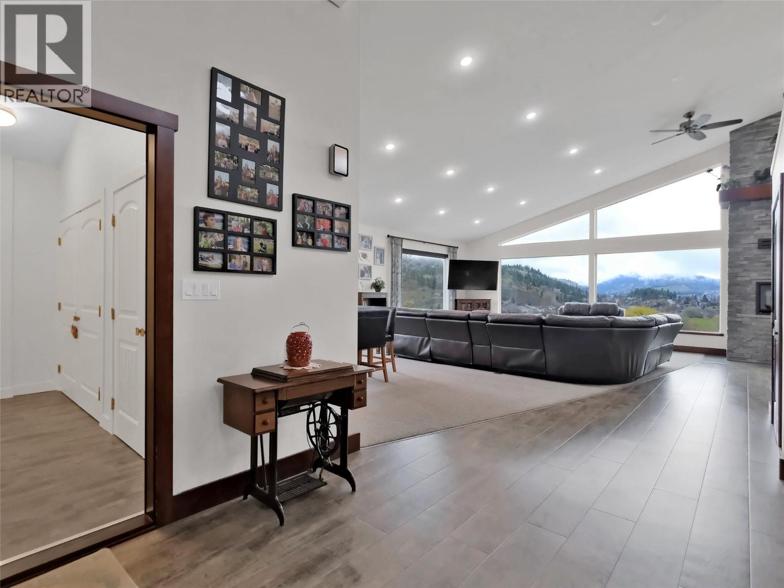 9801/9809 Gould Avenue, Summerland