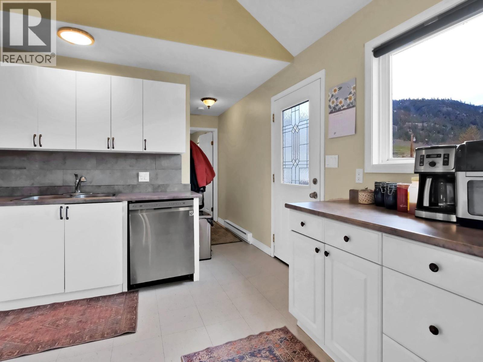 9801/9809 Gould Avenue, Summerland