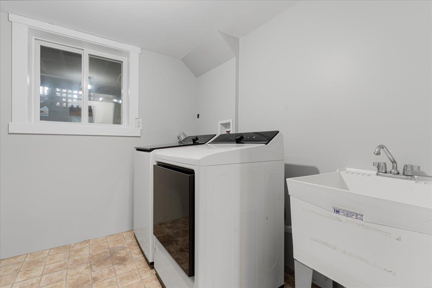 11409 75A Avenue, Delta