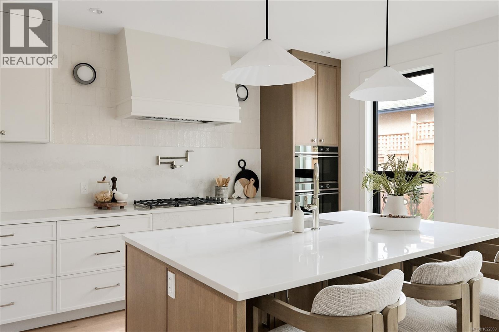 1039 Falkland Rd, Oak Bay