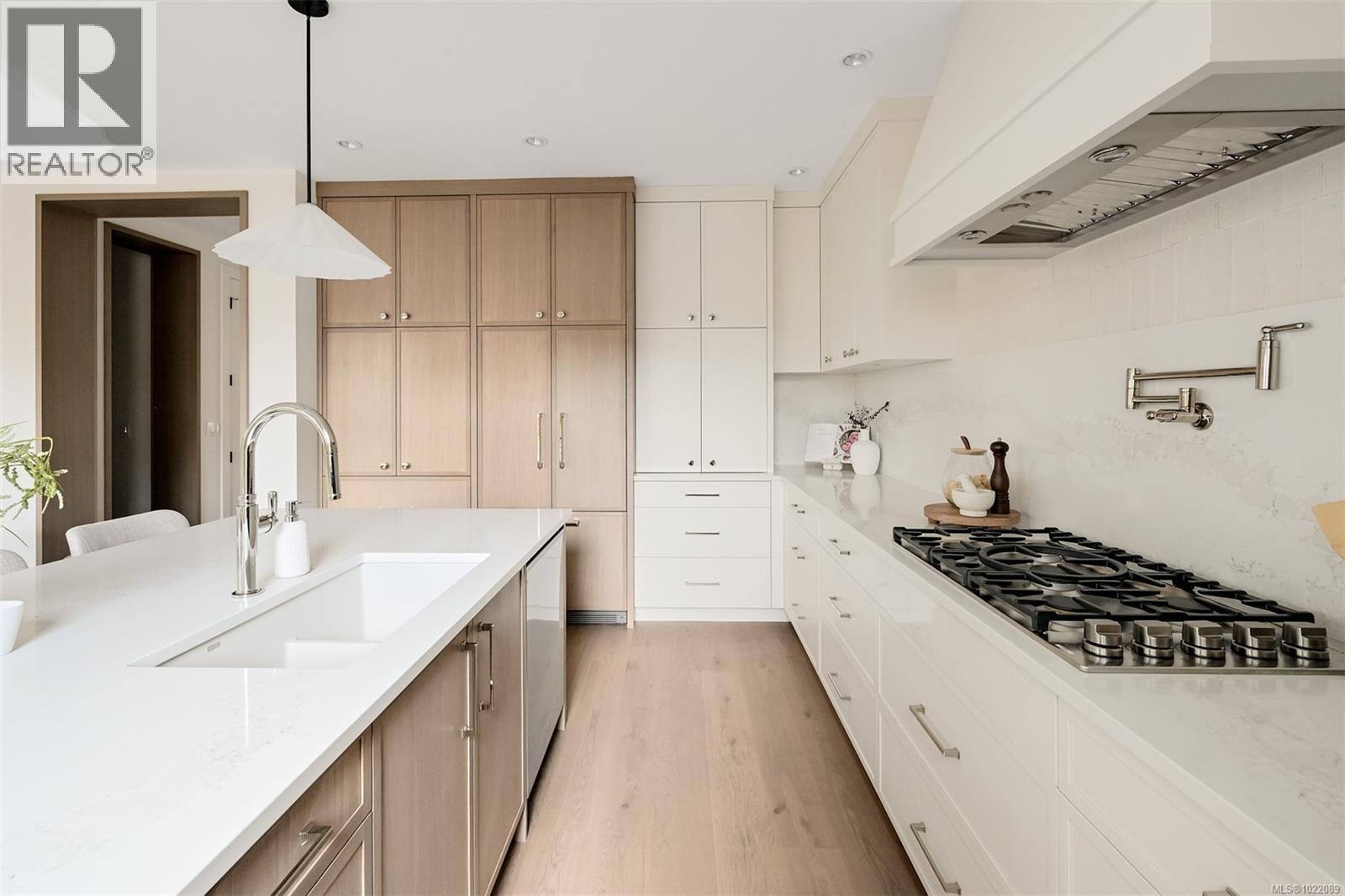 1039 Falkland Rd, Oak Bay