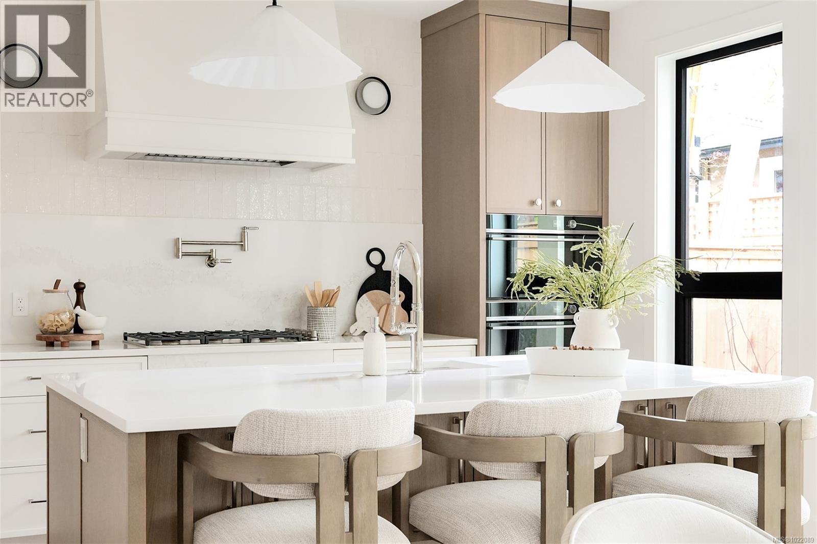 1039 Falkland Rd, Oak Bay