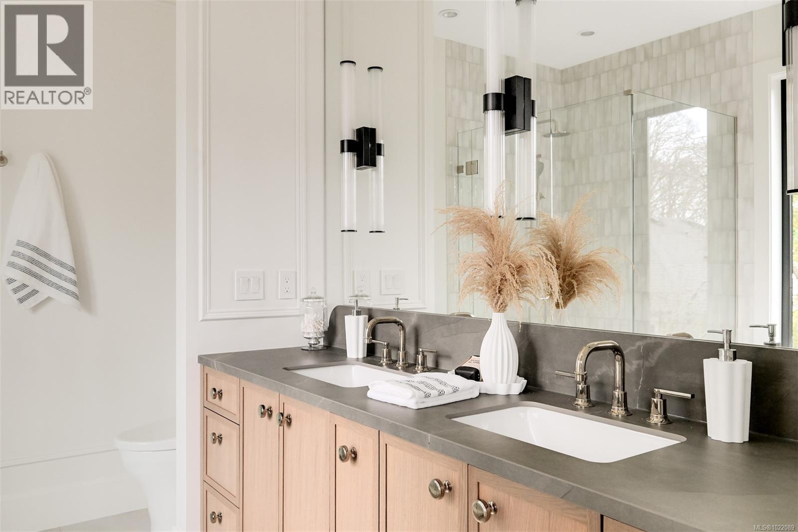 1039 Falkland Rd, Oak Bay