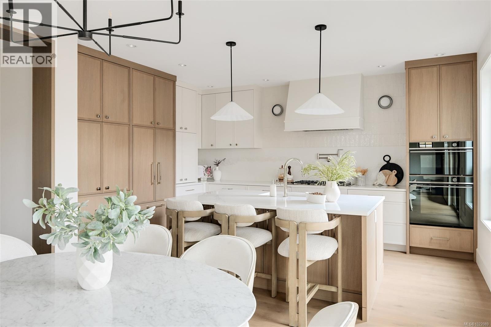 1039 Falkland Rd, Oak Bay