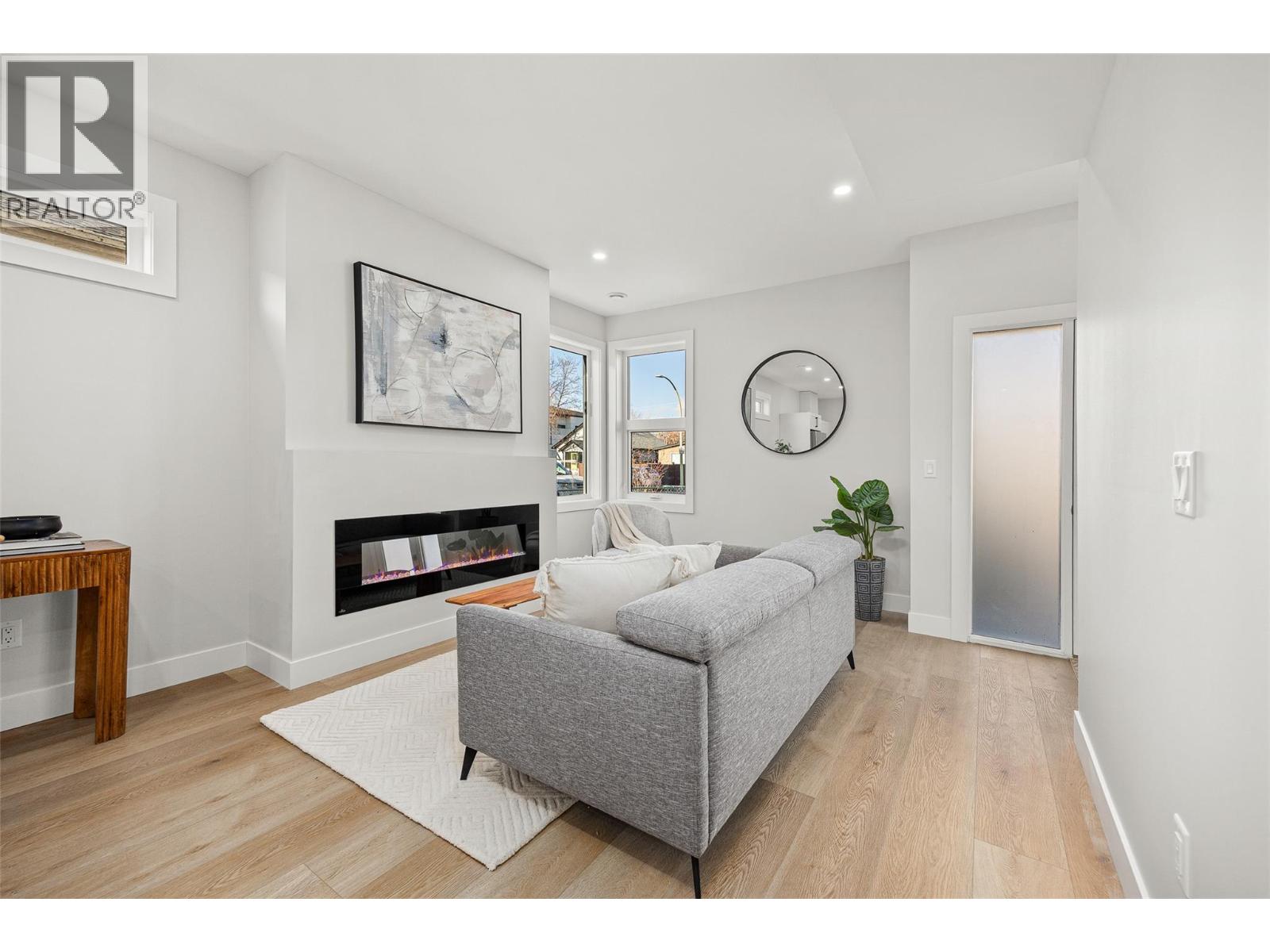 2 943 Fuller Avenue, Kelowna