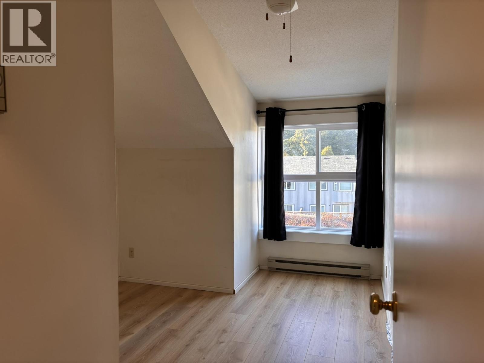 9 5753 WHARF AVENUE, Sechelt