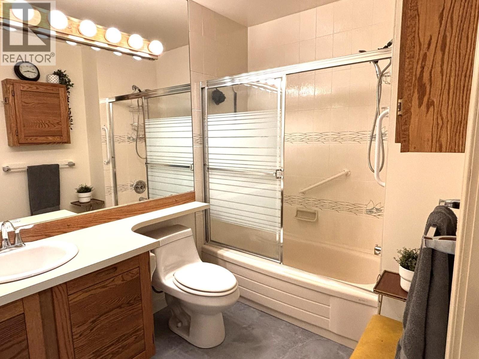 9 5753 WHARF AVENUE, Sechelt