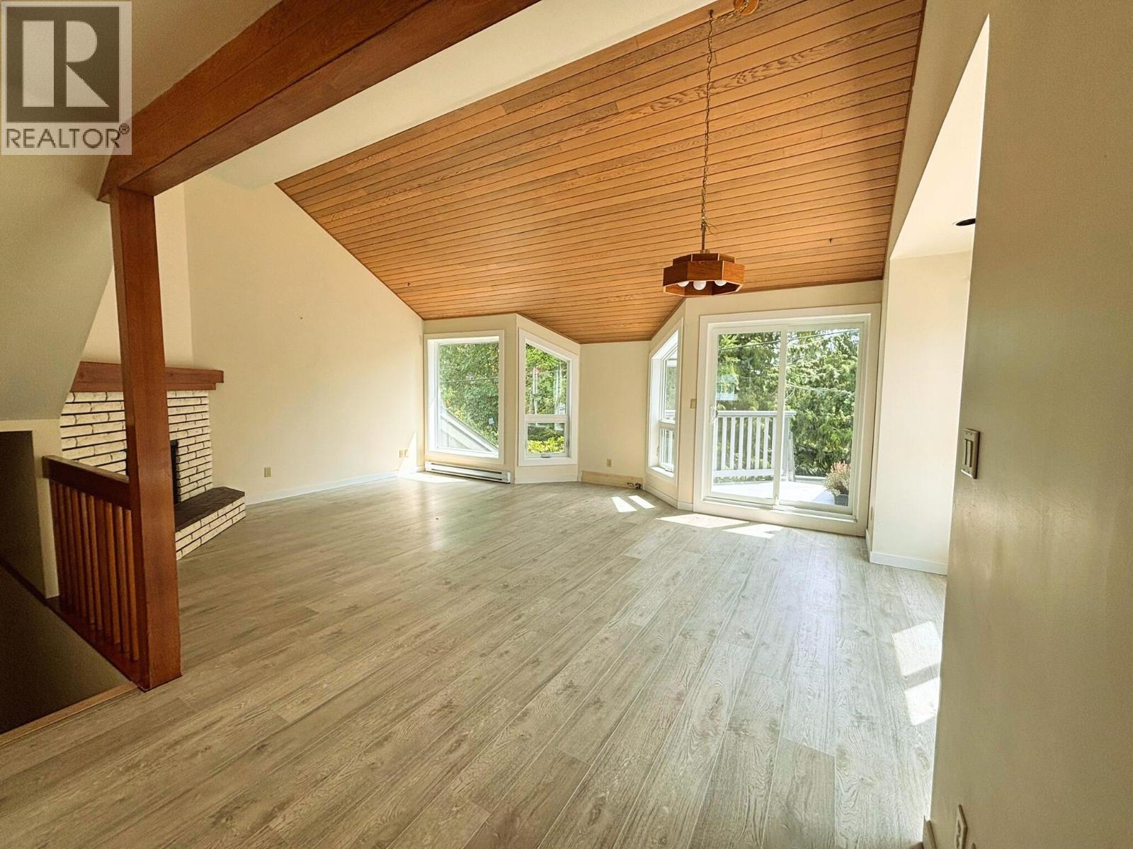 9 5753 WHARF AVENUE, Sechelt