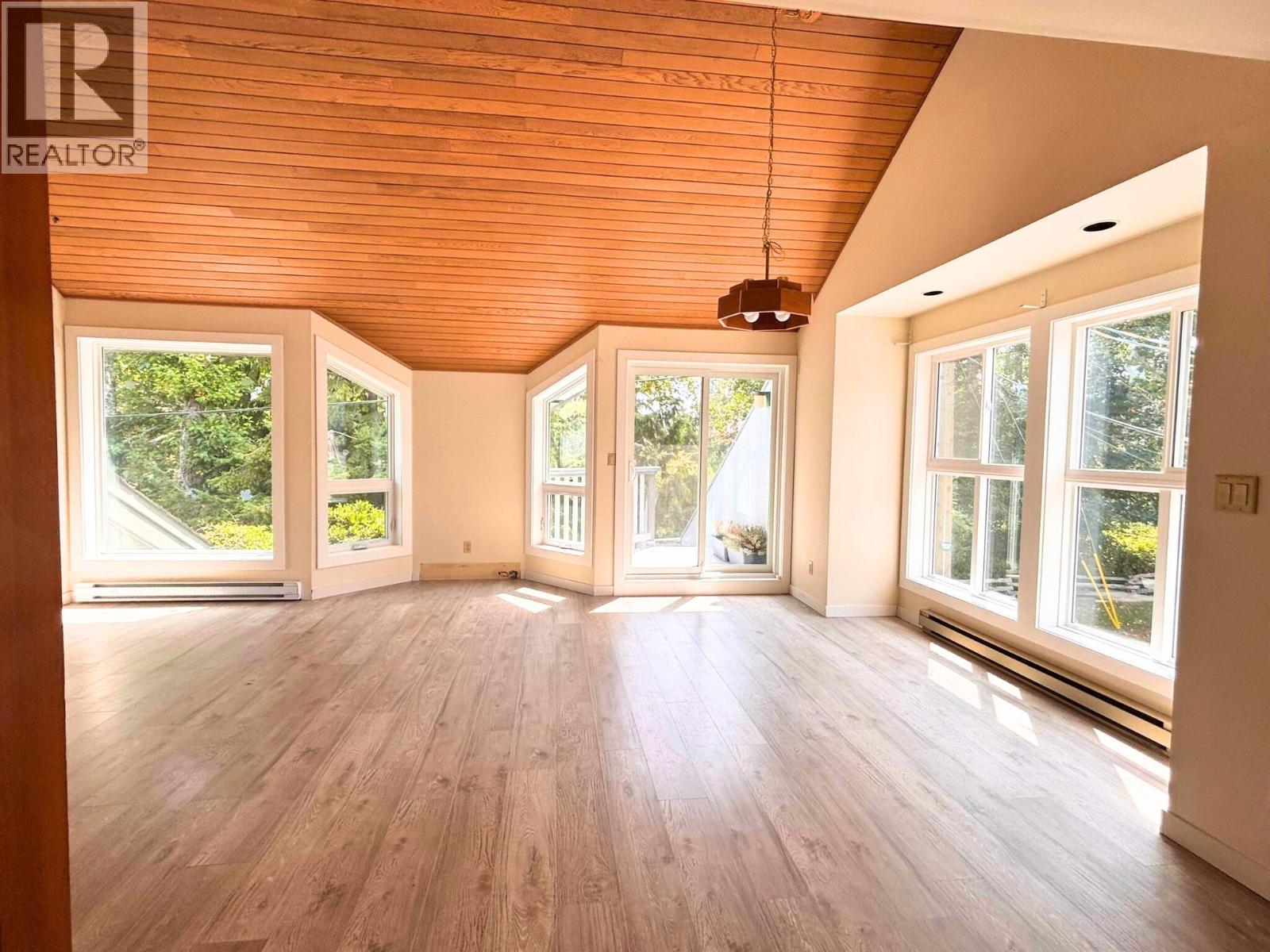 9 5753 WHARF AVENUE, Sechelt