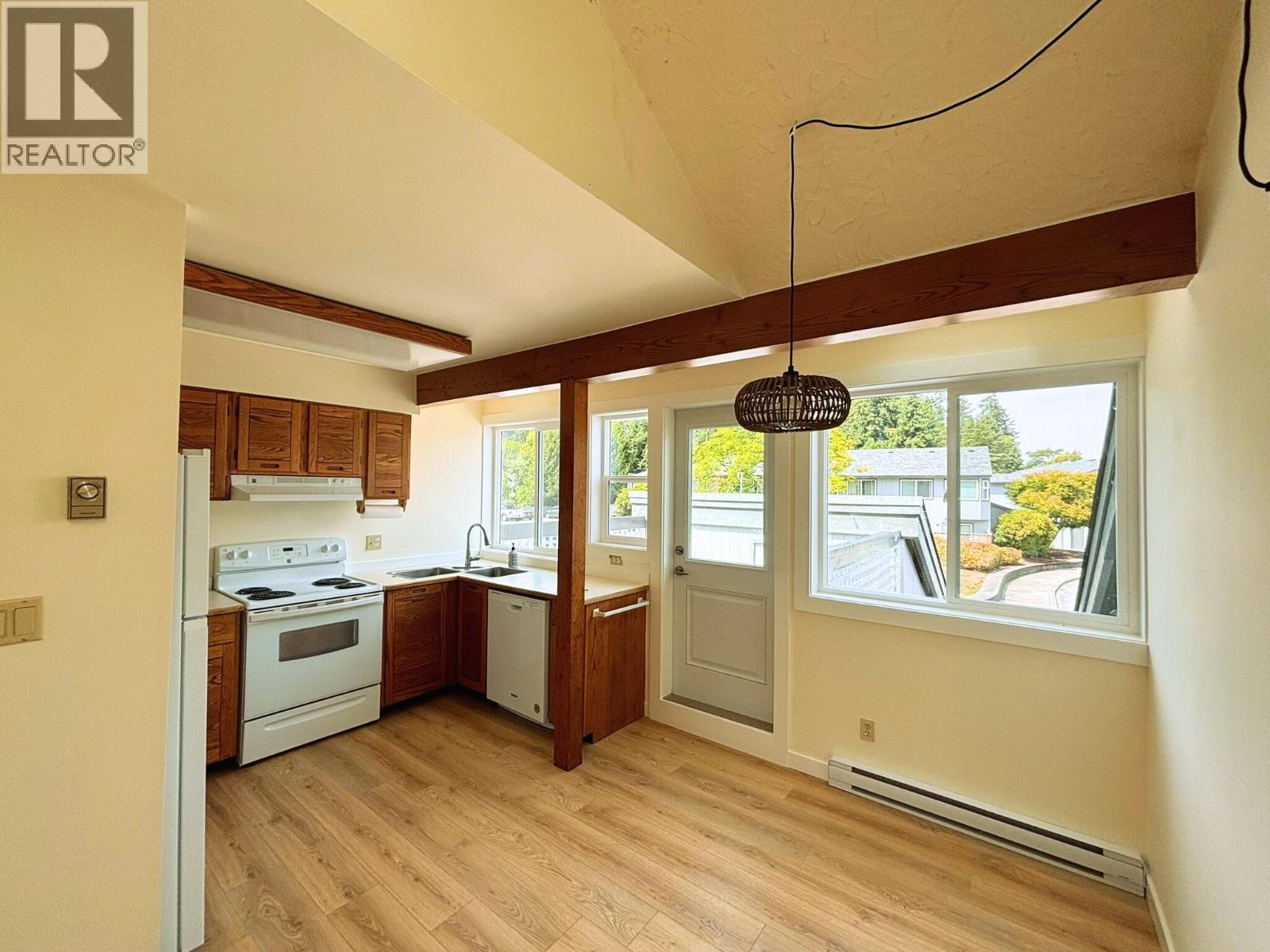 9 5753 WHARF AVENUE, Sechelt