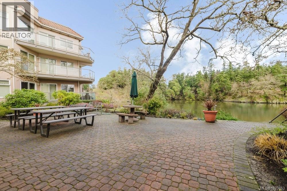 401 1085 Tillicum Road, Esquimalt