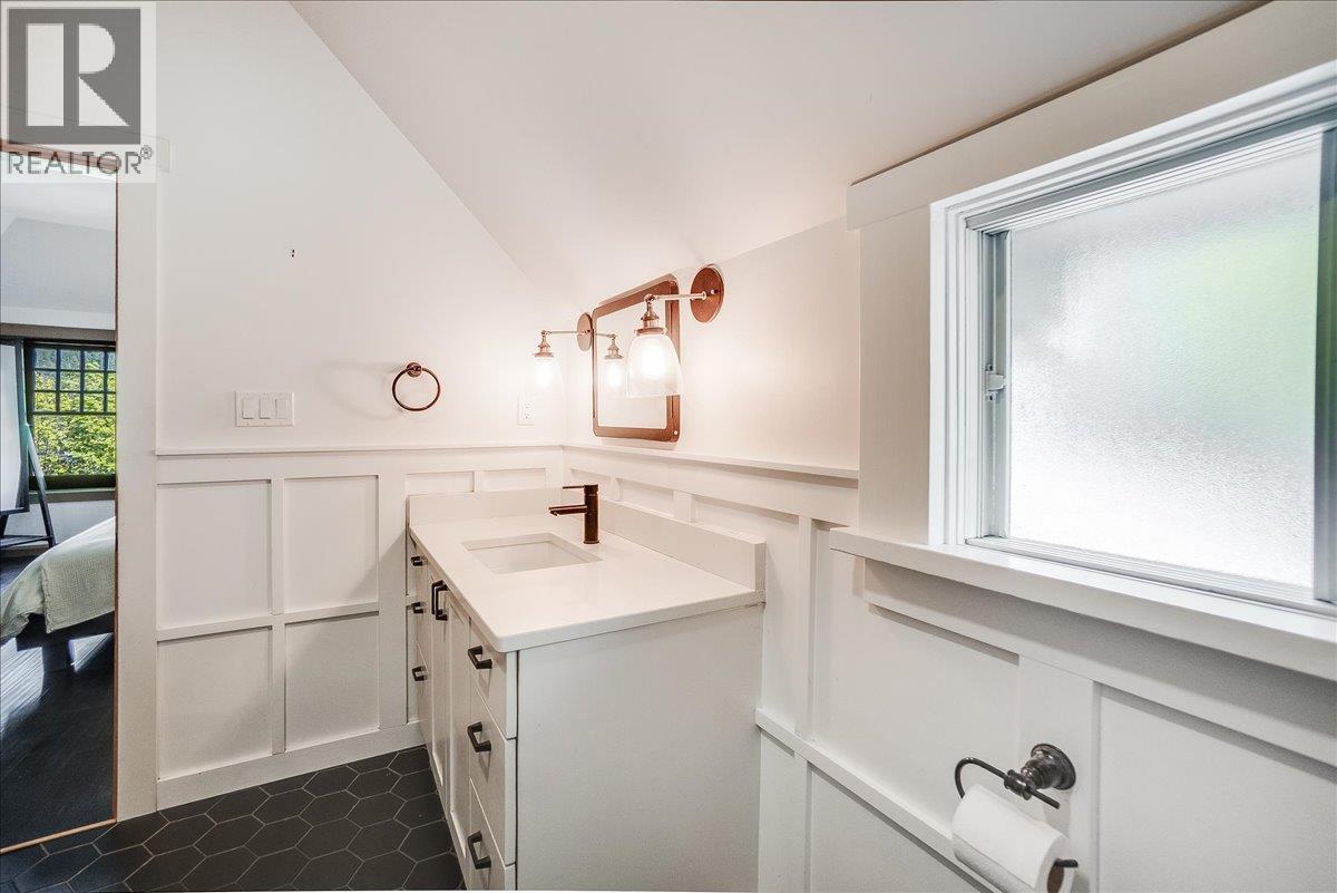 922 FRONT Street, Nelson