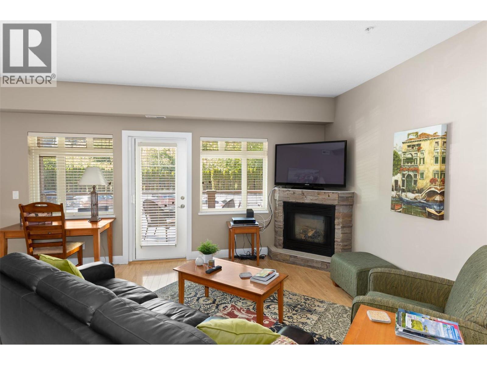 201 3996 Beach Avenue, Peachland