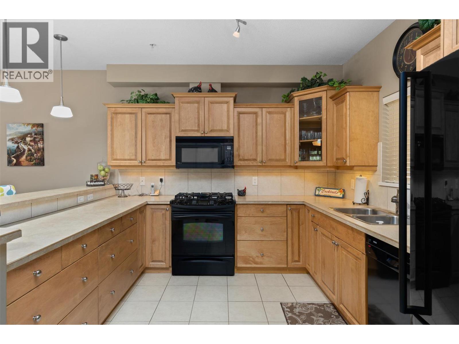 201 3996 Beach Avenue, Peachland