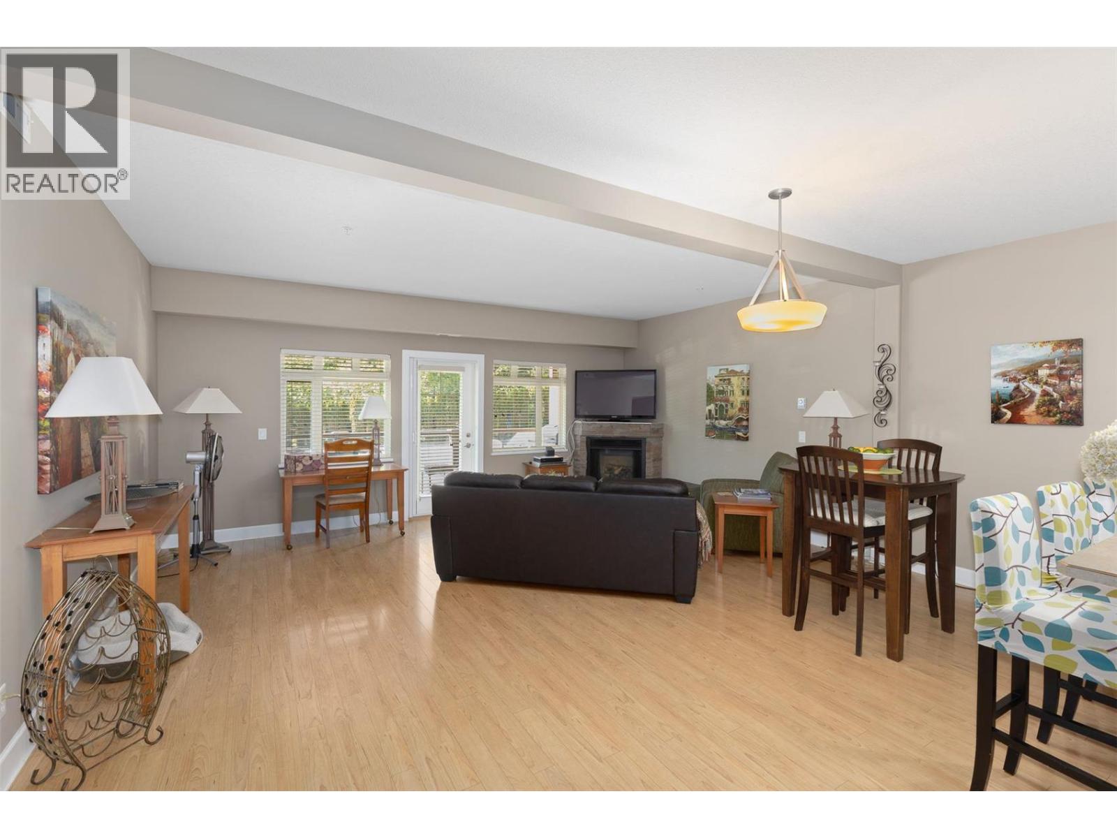 201 3996 Beach Avenue, Peachland