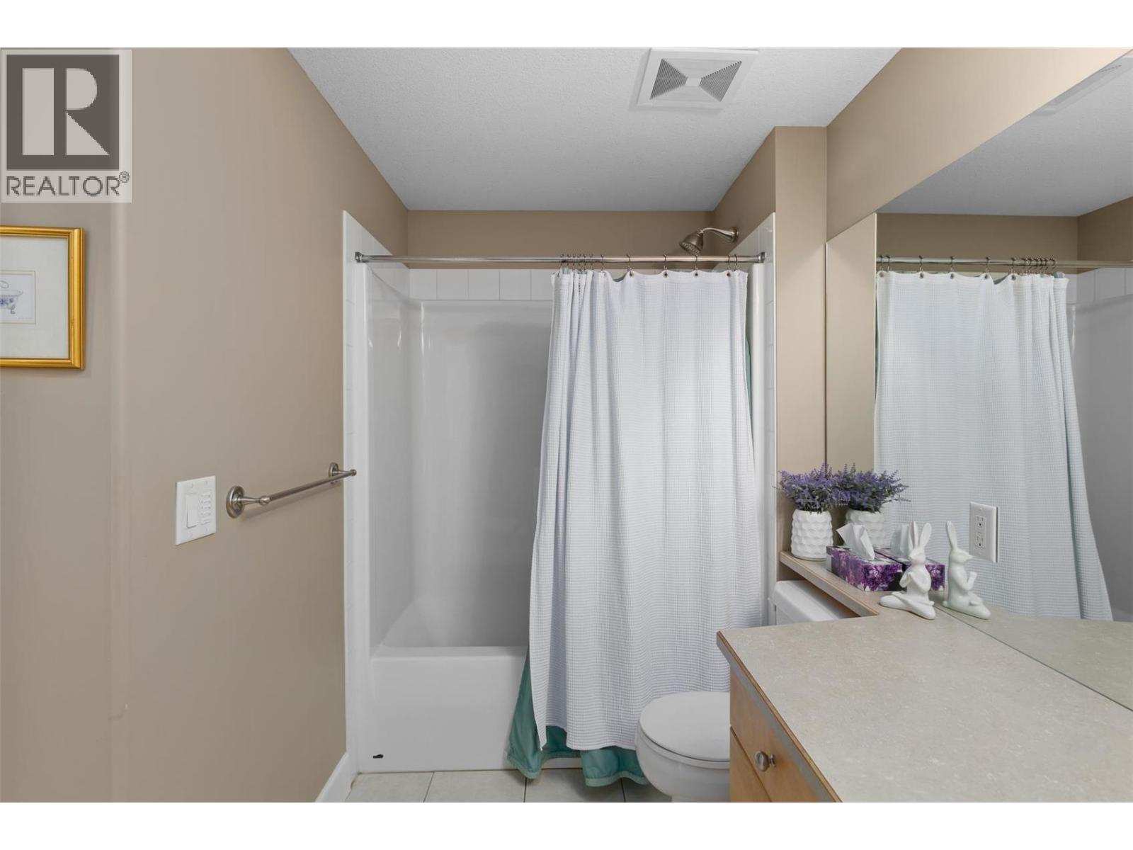 201 3996 Beach Avenue, Peachland