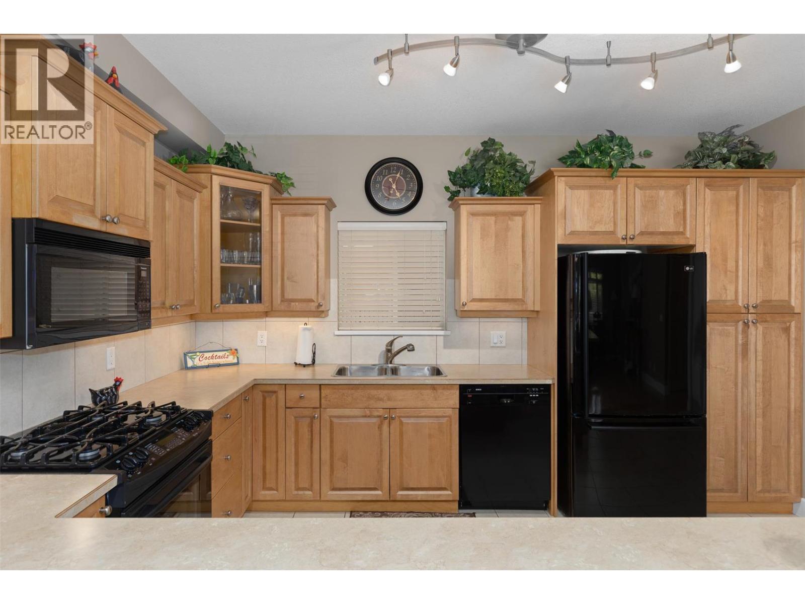 201 3996 Beach Avenue, Peachland