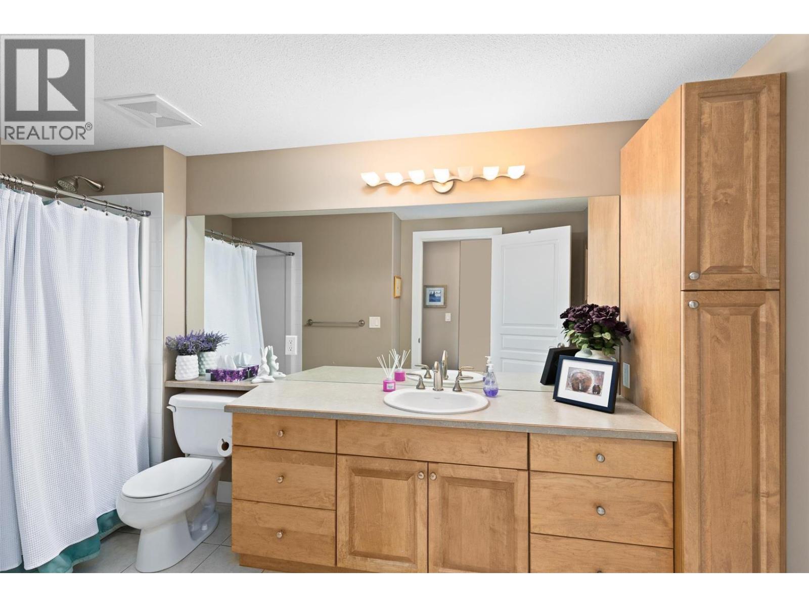 201 3996 Beach Avenue, Peachland