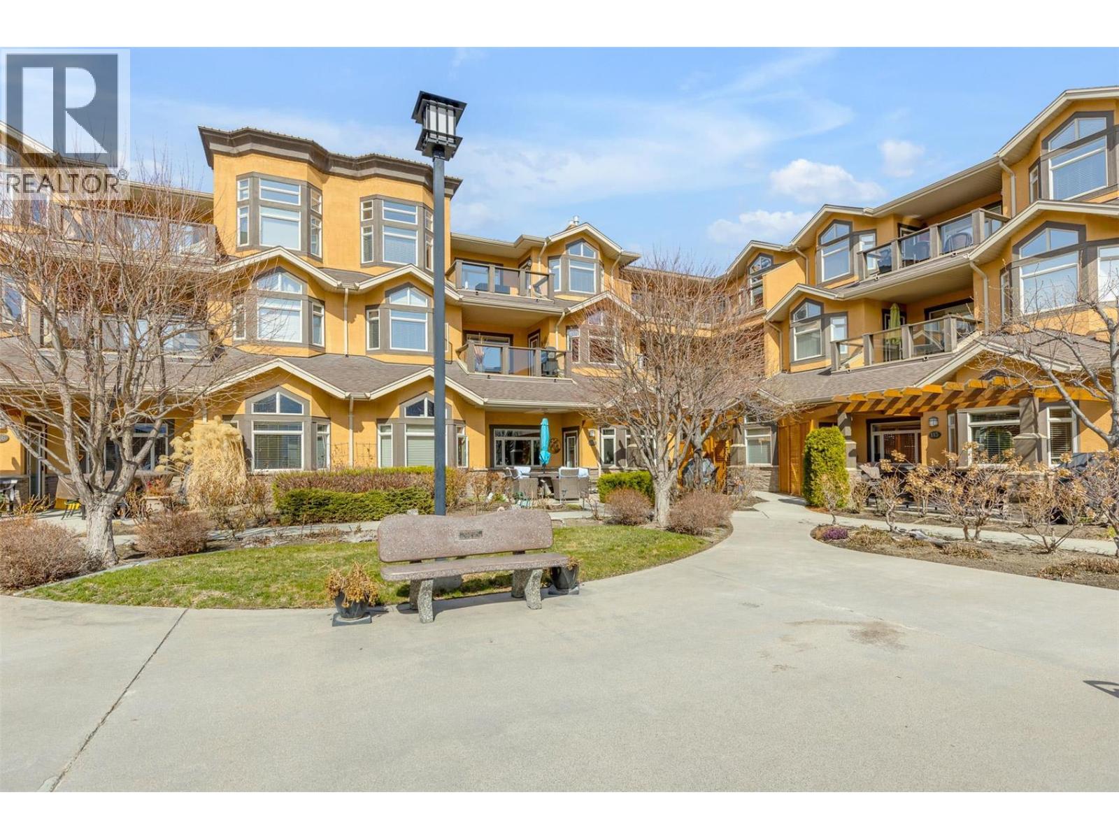 201 3996 Beach Avenue, Peachland