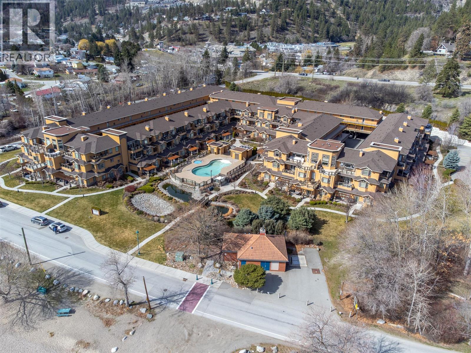 201 3996 Beach Avenue, Peachland