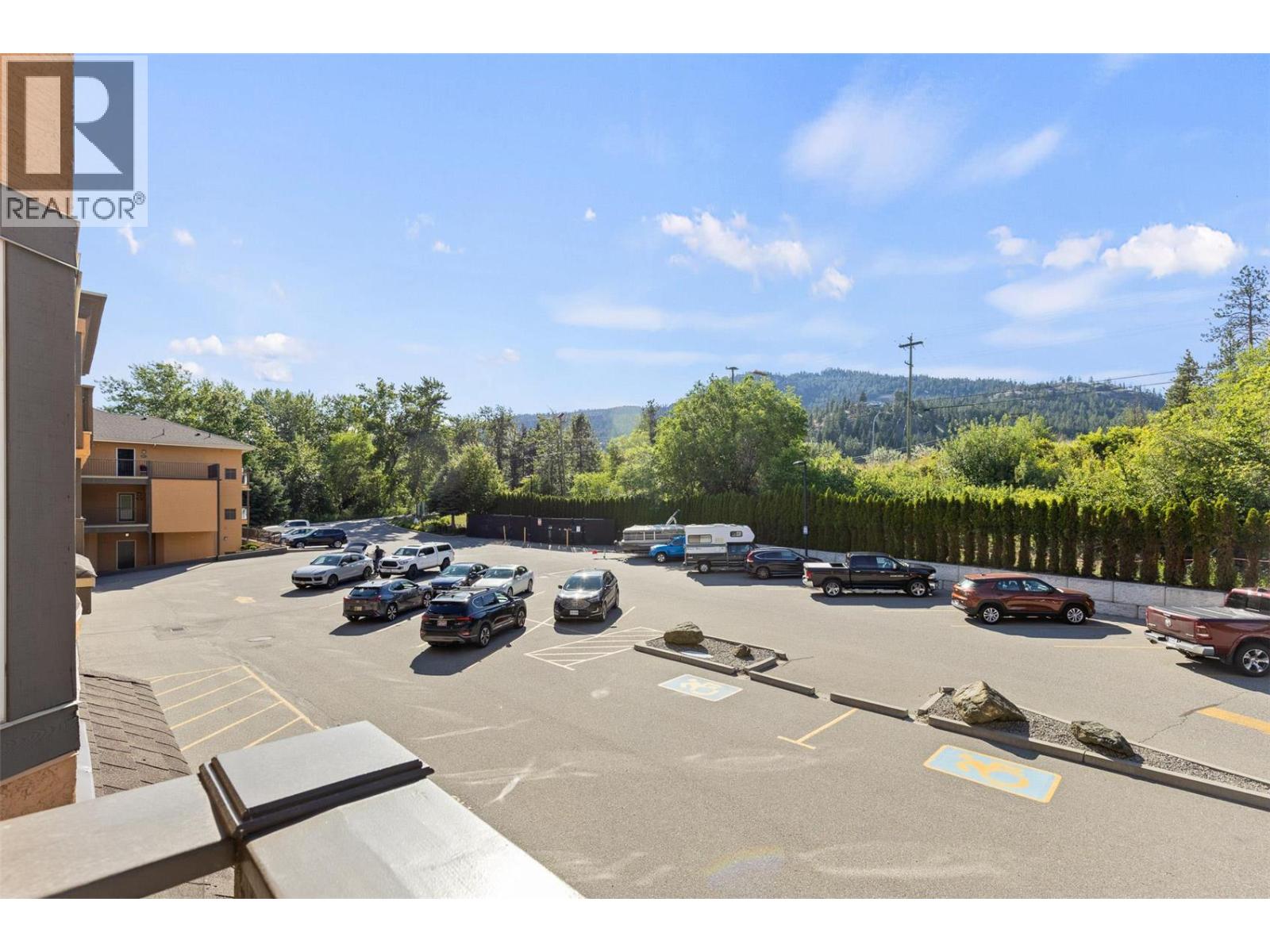 201 3996 Beach Avenue, Peachland