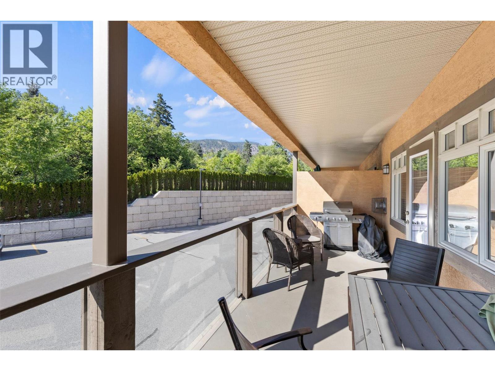 201 3996 Beach Avenue, Peachland