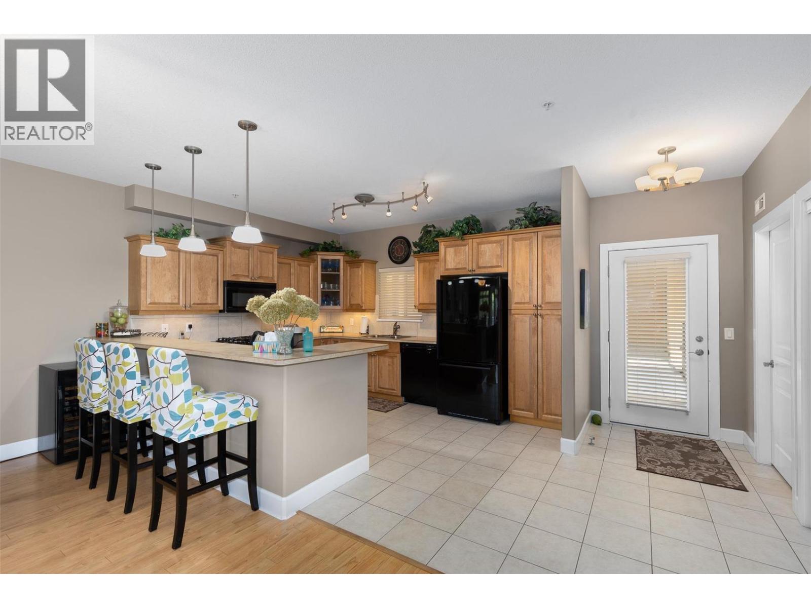 201 3996 Beach Avenue, Peachland