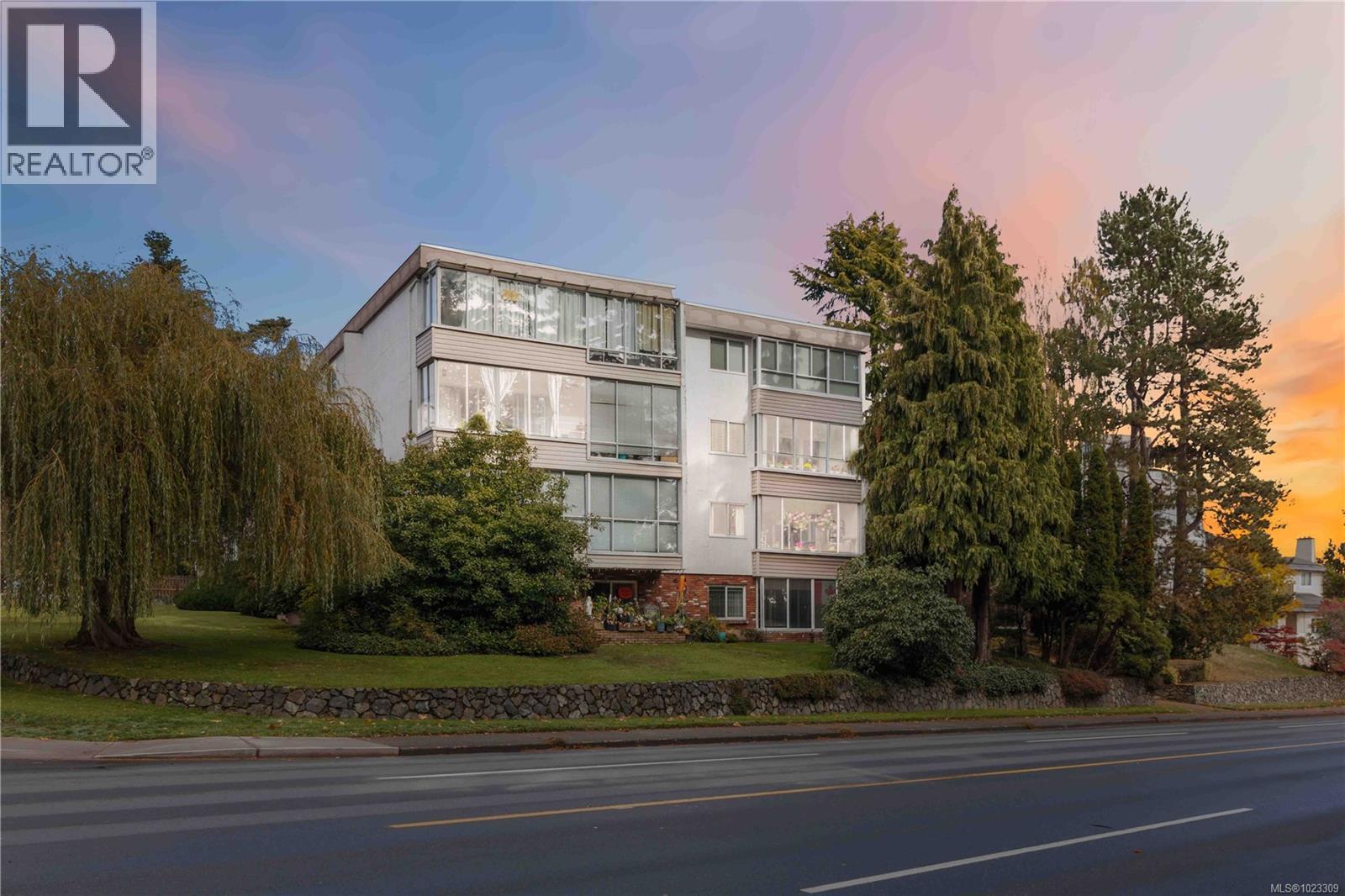 401 190 Gorge Road West, Saanich