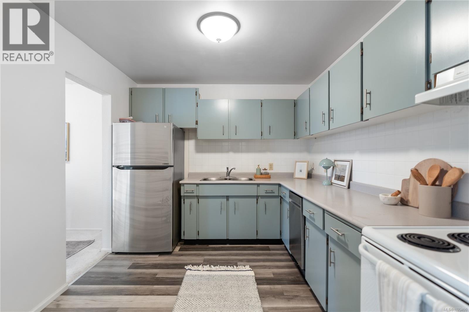 304 69 Gorge Road West, Saanich