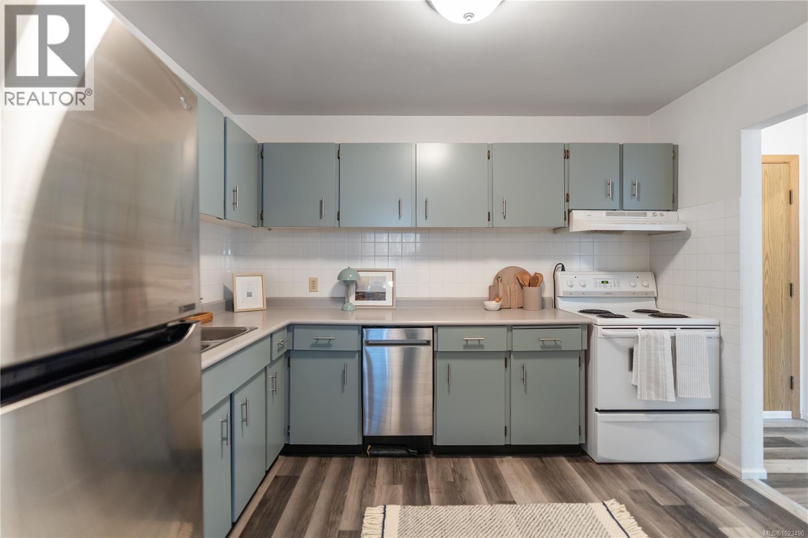 304 69 Gorge Road West, Saanich