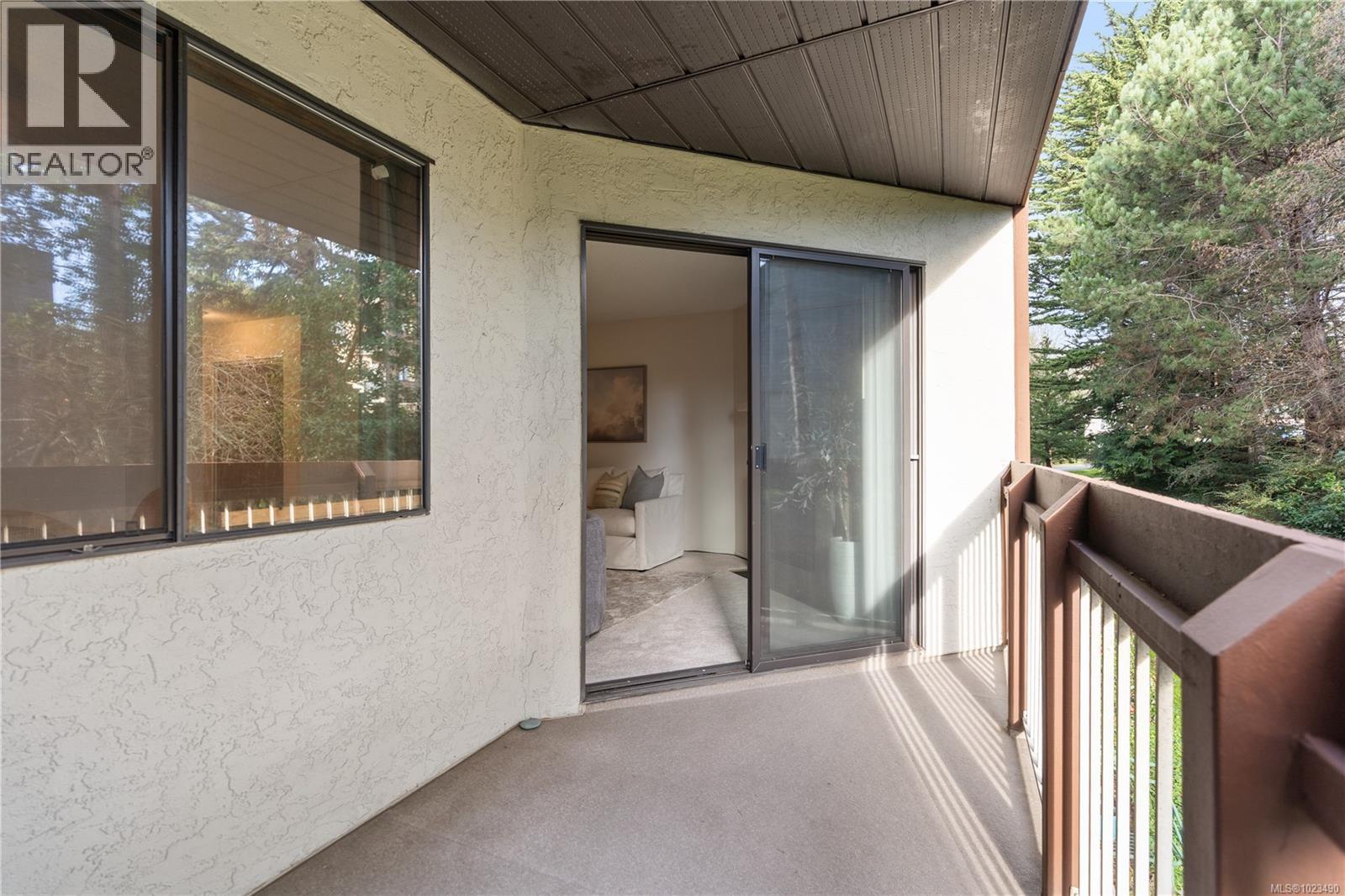 304 69 Gorge Road West, Saanich