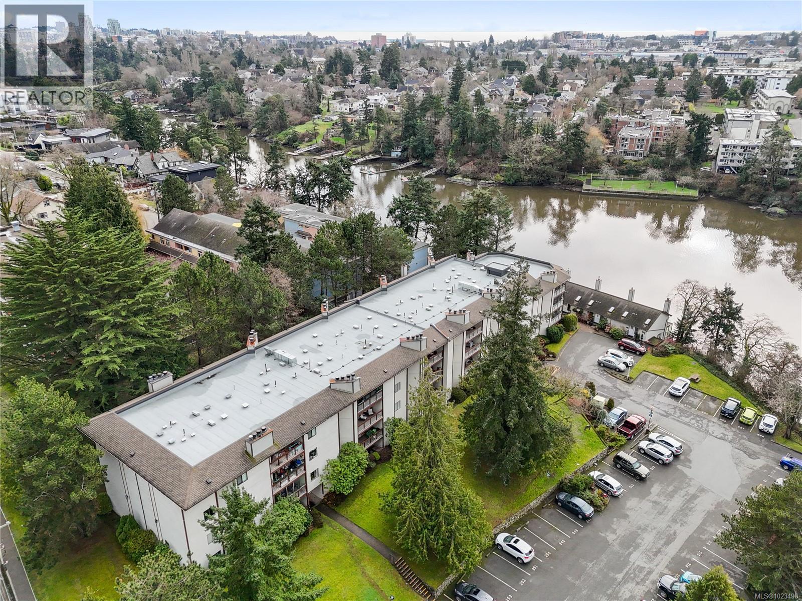 304 69 Gorge Road West, Saanich