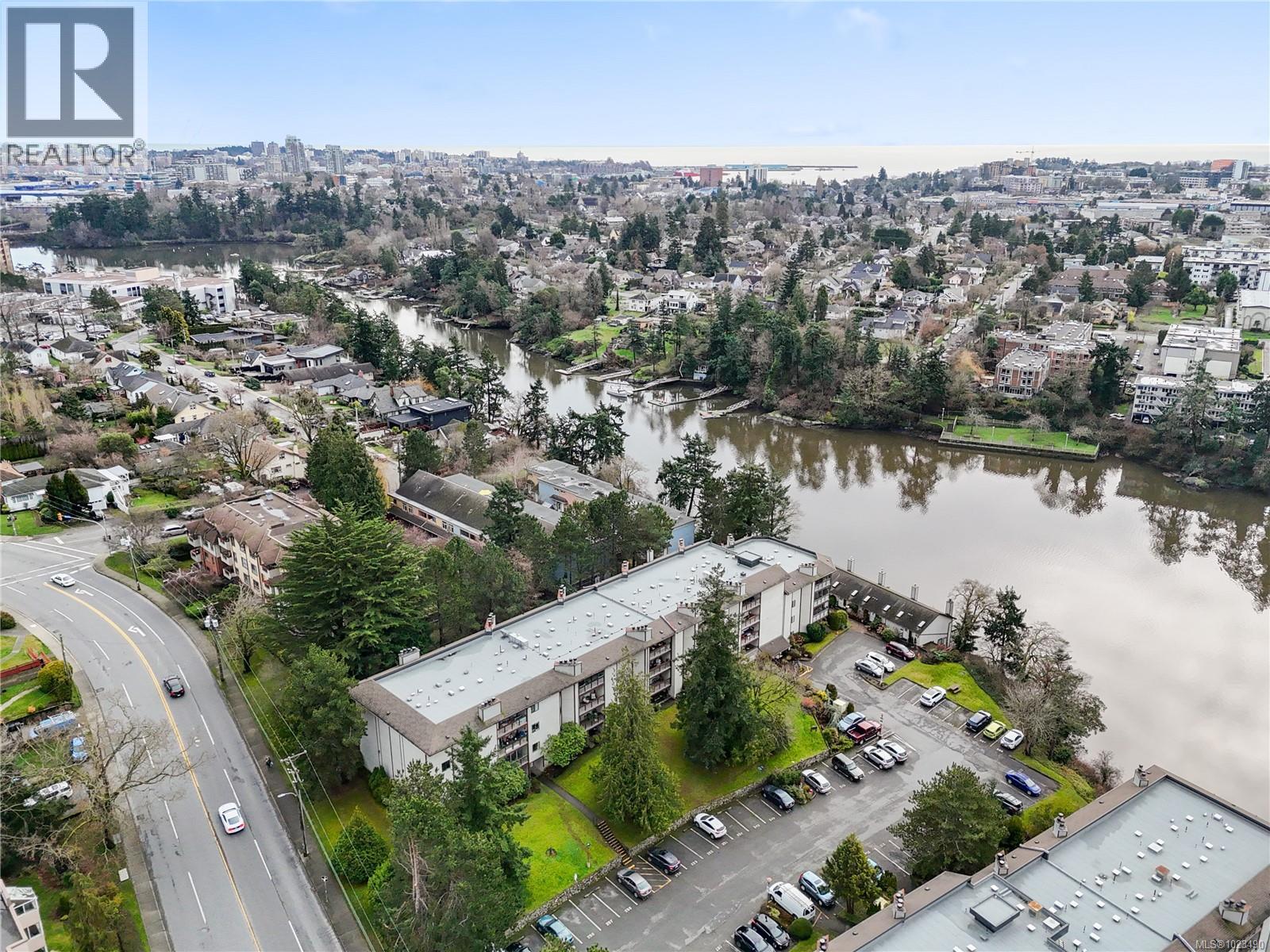 304 69 Gorge Road West, Saanich