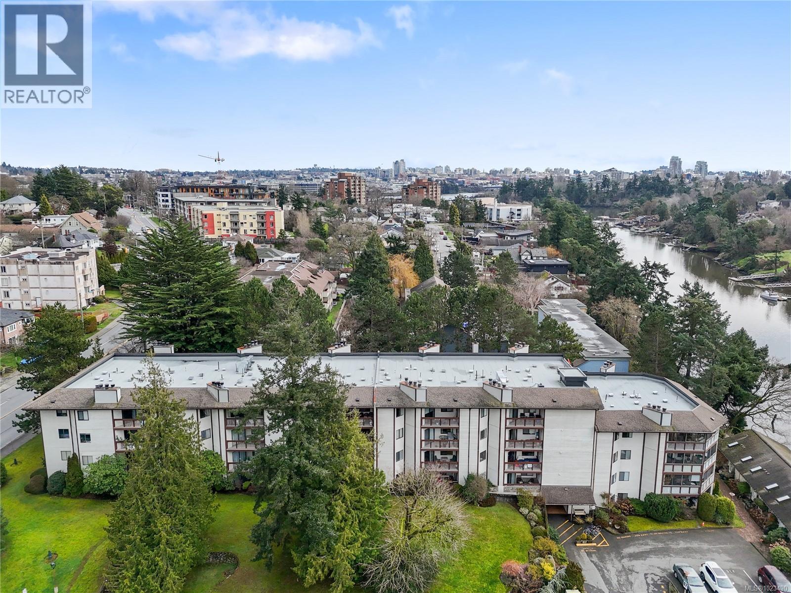 304 69 Gorge Road West, Saanich