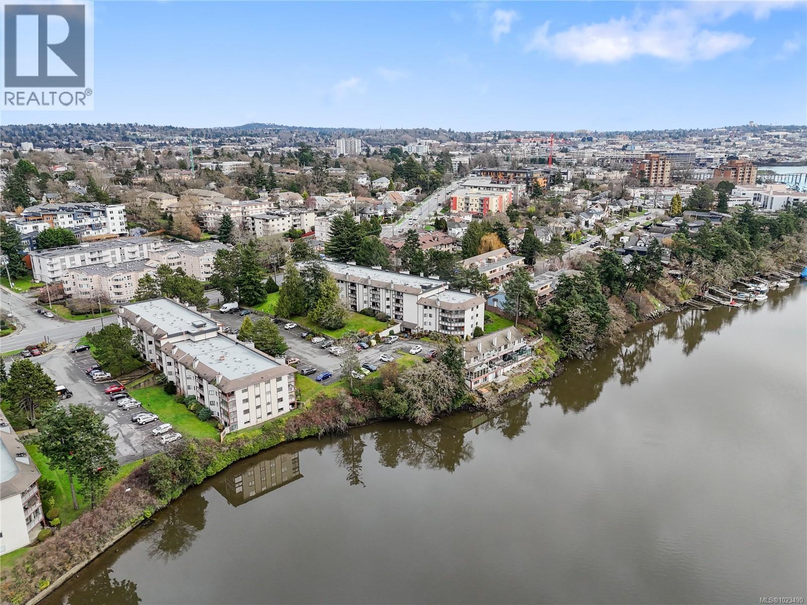 304 69 Gorge Road West, Saanich