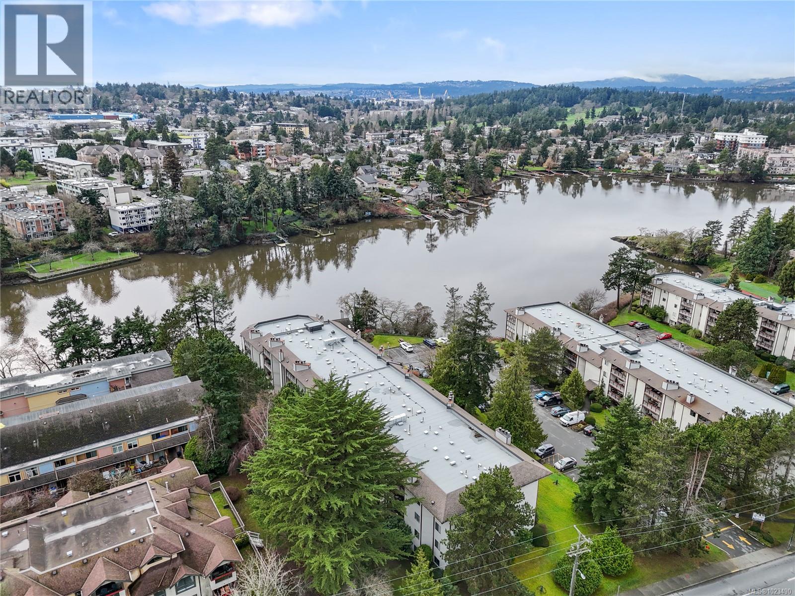 304 69 Gorge Road West, Saanich