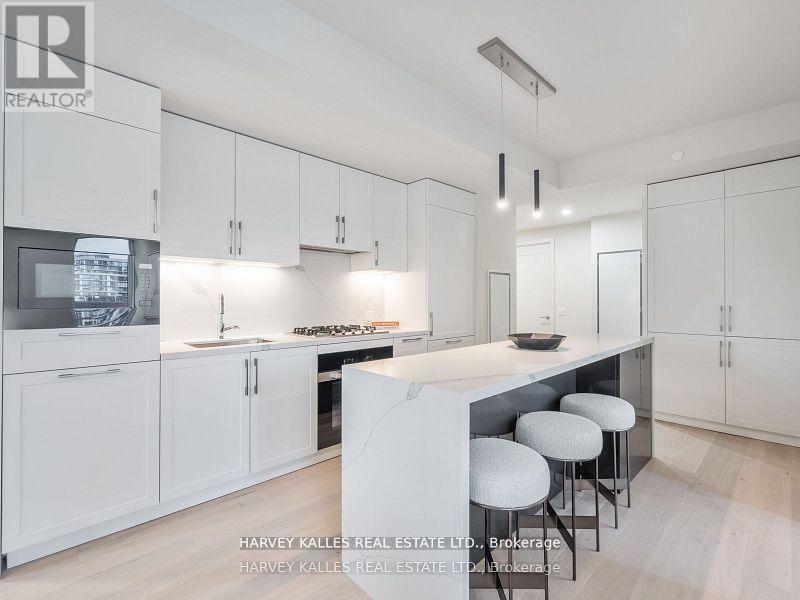 #410 8 MANOR ROAD W - 8