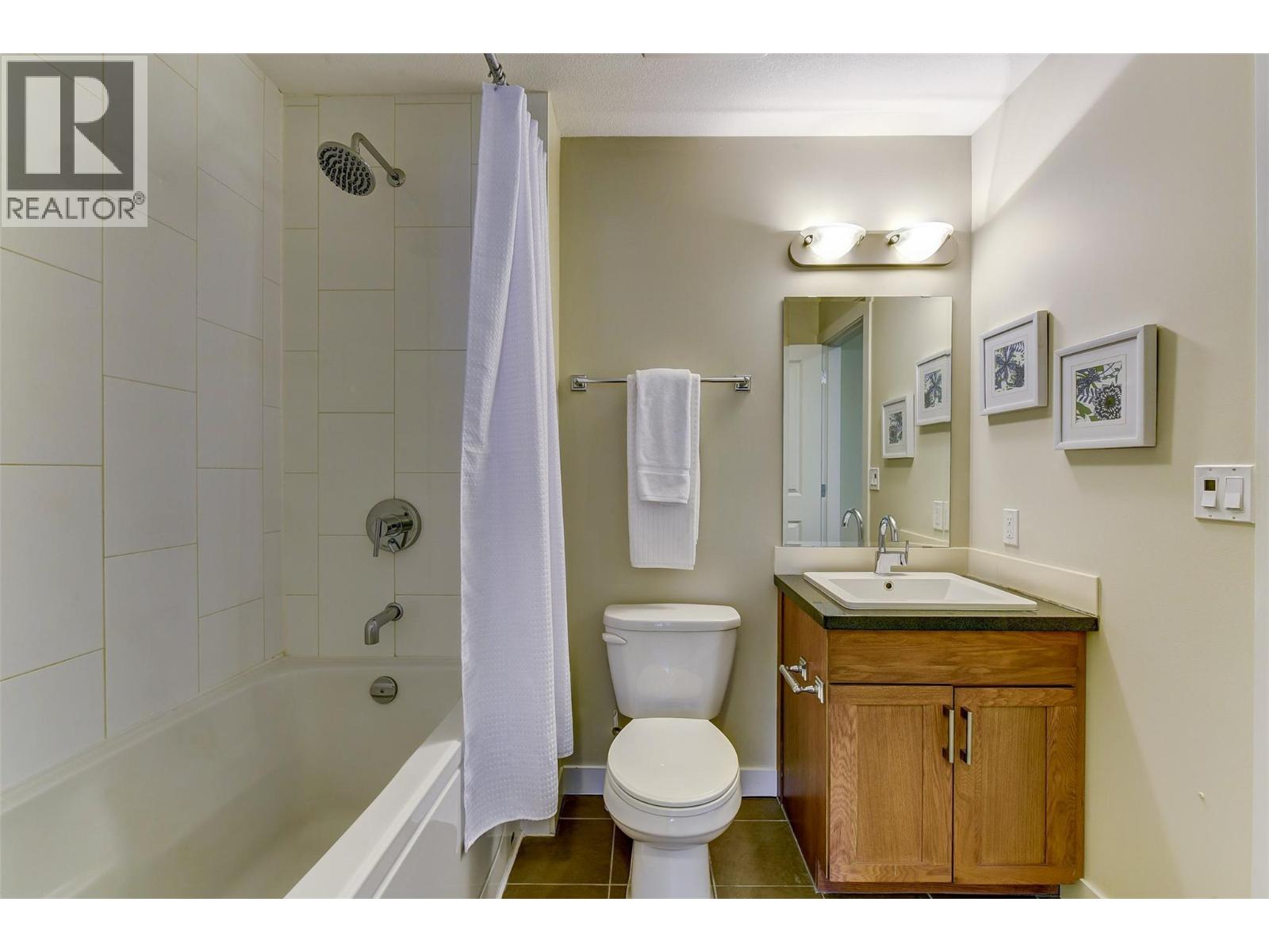 202 3220 Skyview Lane, West Kelowna