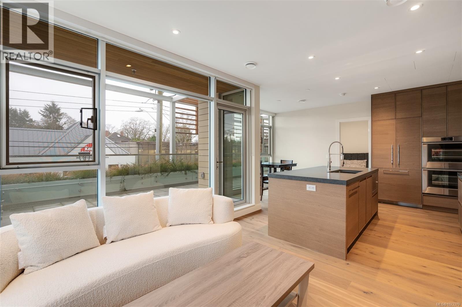 205 1916 Oak Bay Avenue, Victoria