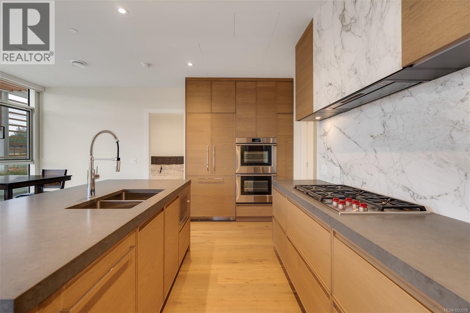 205 1916 Oak Bay Avenue, Victoria