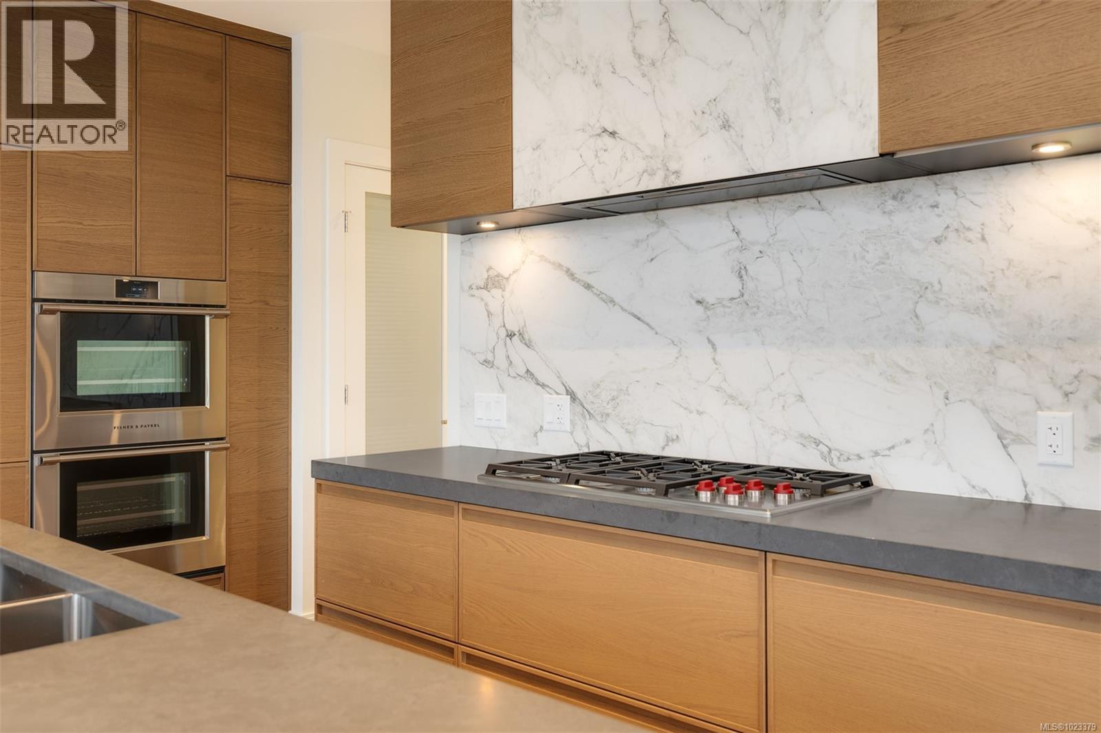 205 1916 Oak Bay Avenue, Victoria