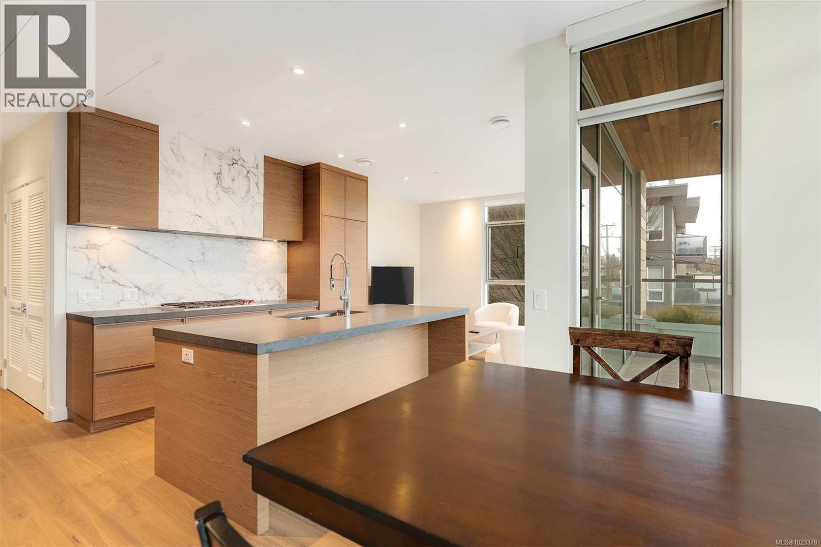 205 1916 Oak Bay Avenue, Victoria